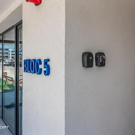 Stylish Modern With Colorful Touches At Ivory דירה