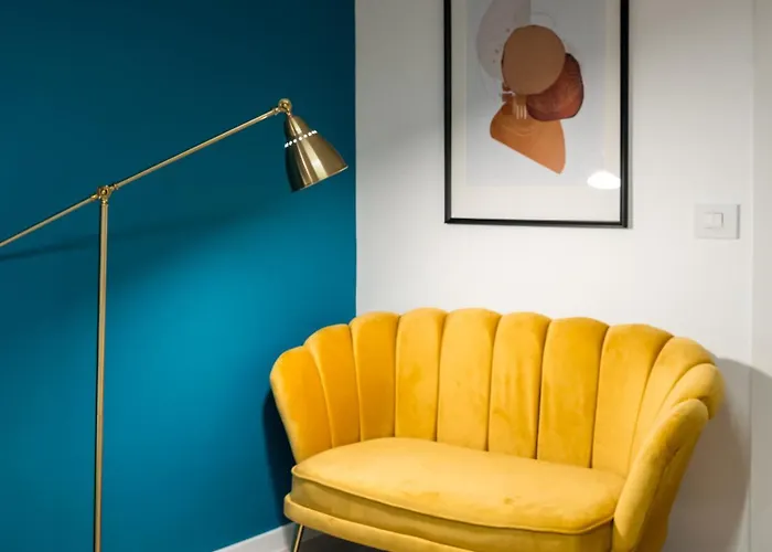 Stylish Modern With Colorful Touches At Ivory דירה