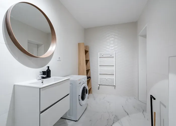 Stylish Modern With Colorful Touches At Ivory דירה *