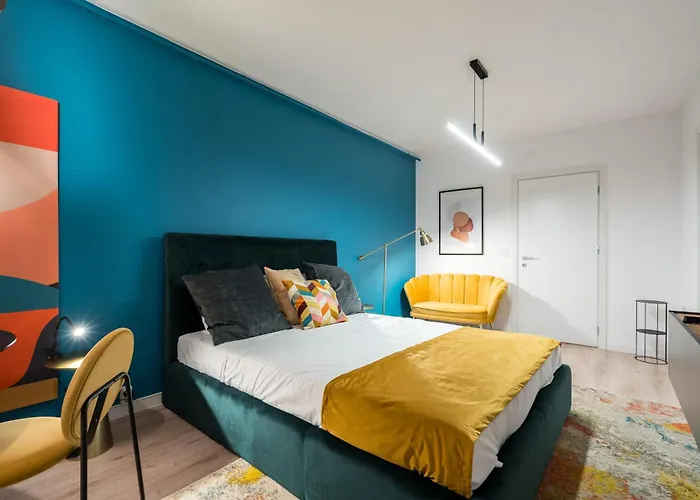 Stylish Modern With Colorful Touches At Ivory 公寓