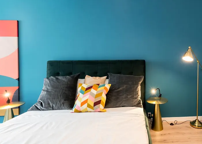 Stylish Modern With Colorful Touches At Ivory 公寓